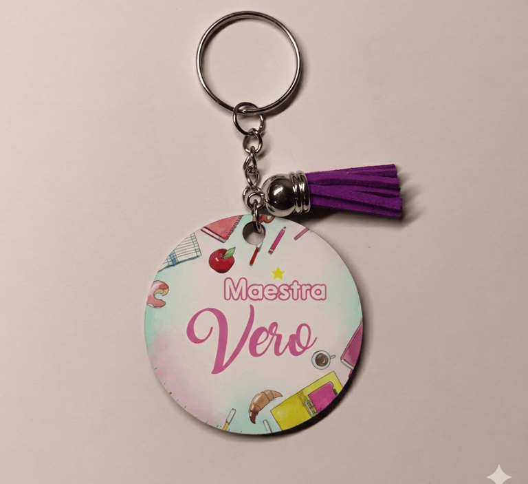Personalized teacher keychain for Maestra Vero with a purple tassel and school supplies illustrations.