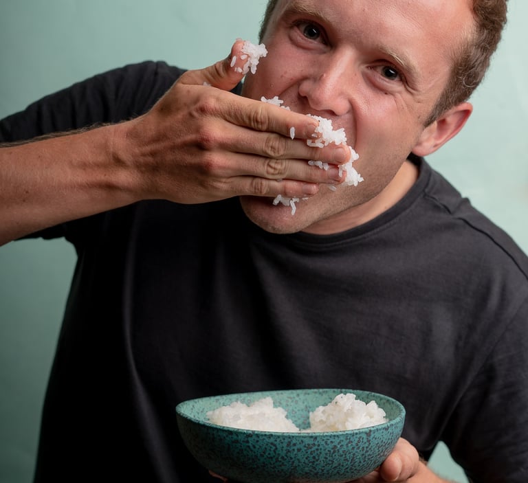  fotografía corporativa gastronómica Lluc Crusellas cominedo arroz de sushi