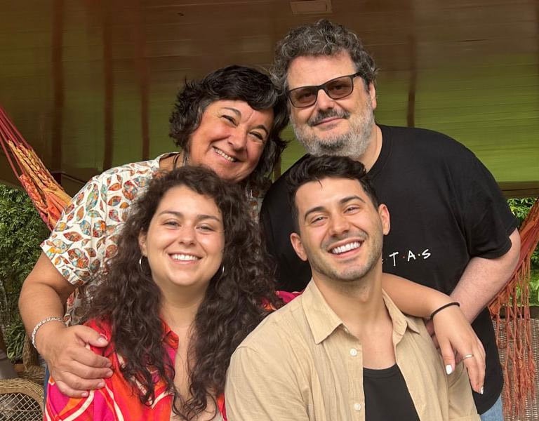 Foto de familia de Editorial Más al Este: maestra, diseñador, traductora y profe de español