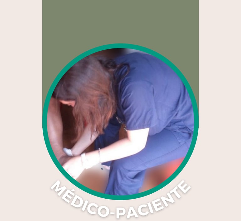 Uma médica de jaleco azul está segurando a perna na região próxima ao tornozelo de uma paciente