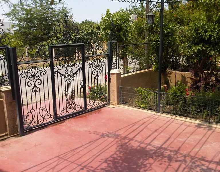 Portail de garage en fer forgé noir et or