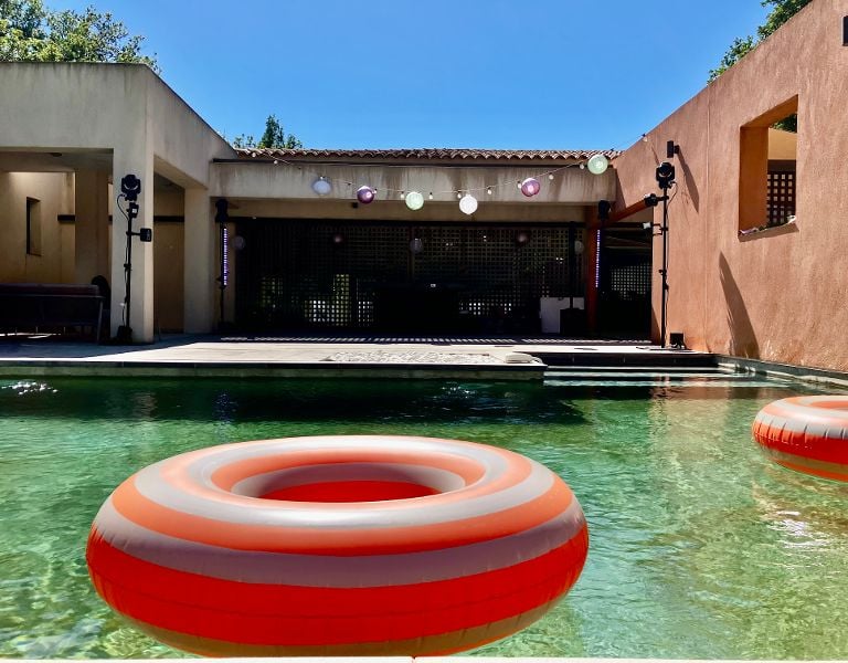 Photo d'une installation DJ complète en bord de piscine pour un mariage dans une villa dans le var