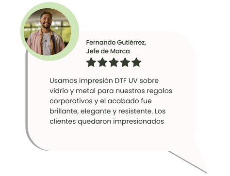Cliente satisfecho con impresión DTF UV en displays de PVC y cartón rígido con Peruimpress