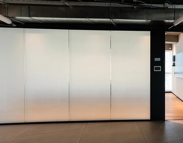 Oficina acristalada con cristal inteligente PDLC