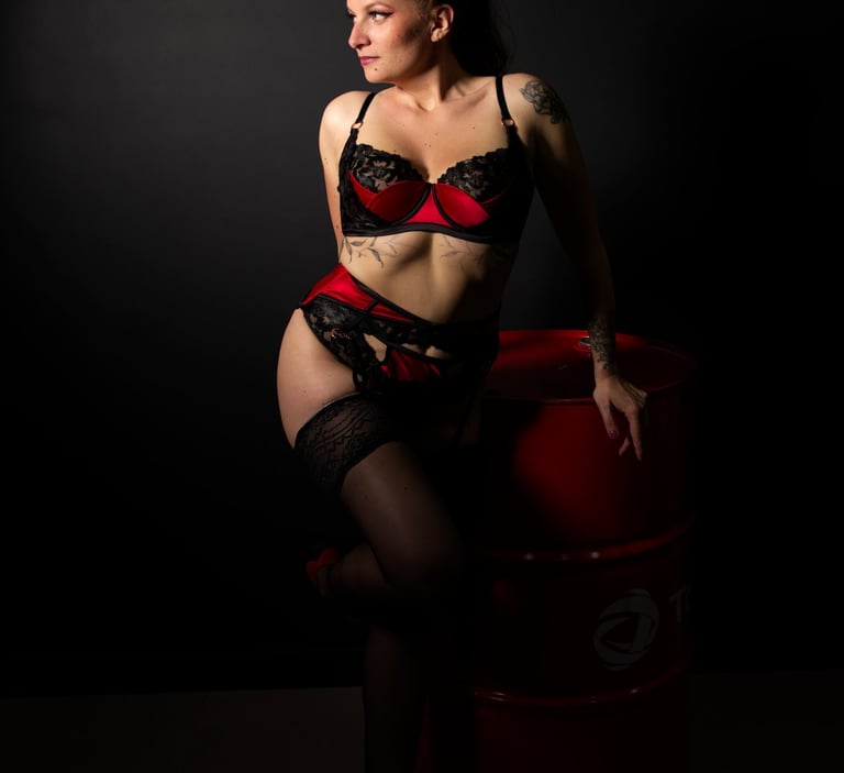 Pin up femme glamour en lingerie rouge et noire.