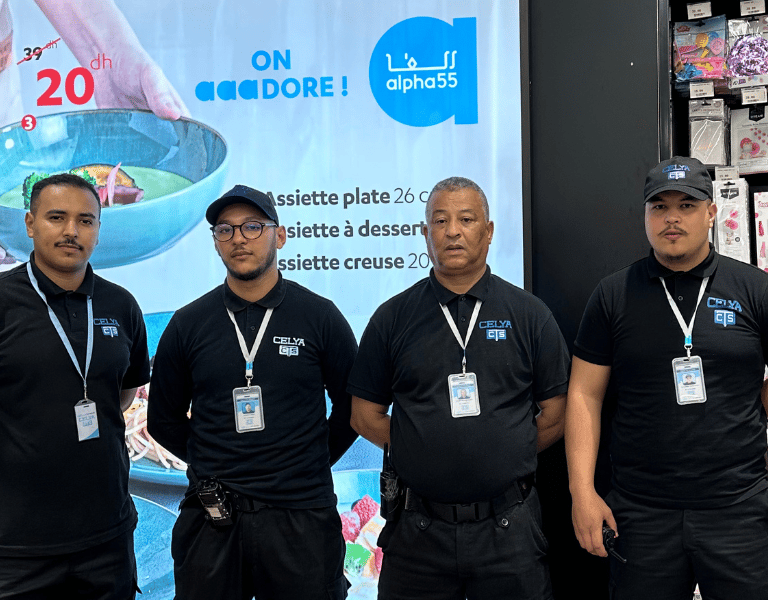 Dispositif de sécurité Celya Inter Pro déployé devant une enseigne Alpha55 dans un centre commercial