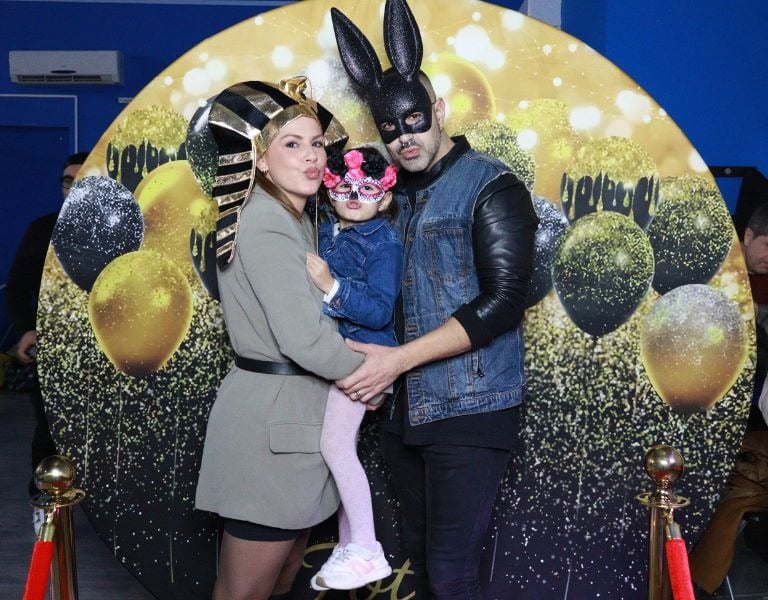 Fotomatón para cumpleaños en Barcelona con photocall dorado y fotos ilimitadas