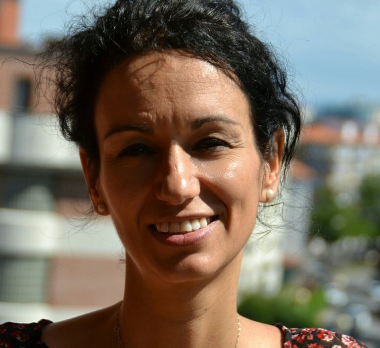 a woman with a necklace and a necklace beatriz alvarez