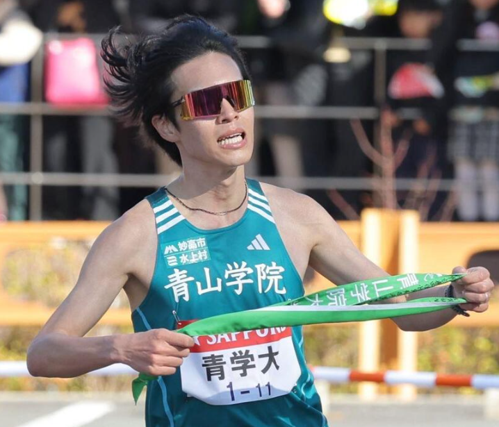 たすきを渡す青学大・太田蒼生(撮影・西岡正)((C)デイリースポーツ)