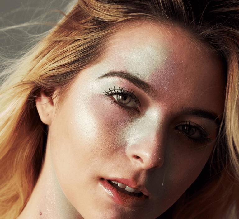 femme maquillée professionnellement