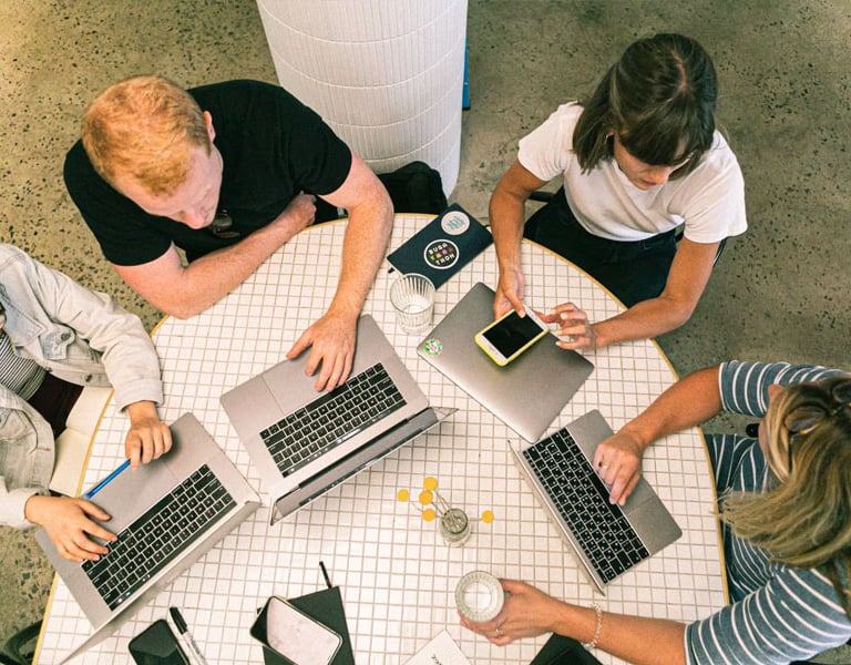 ¿Puedo emigrar a Canadá con mi pareja si me ofrecen un empleo?