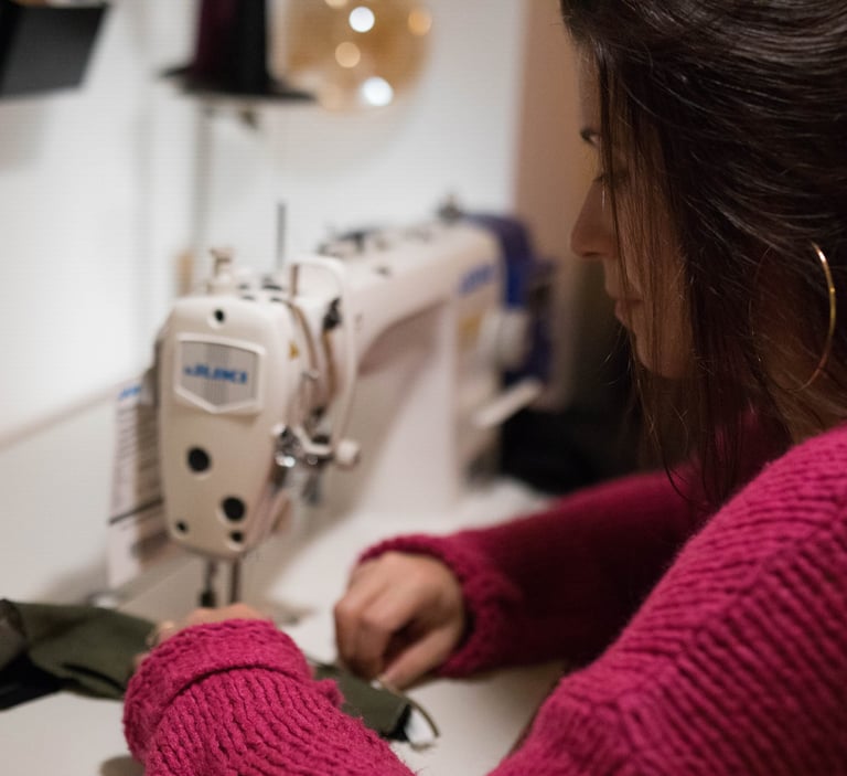 un femme est en train de coudre un sac banane