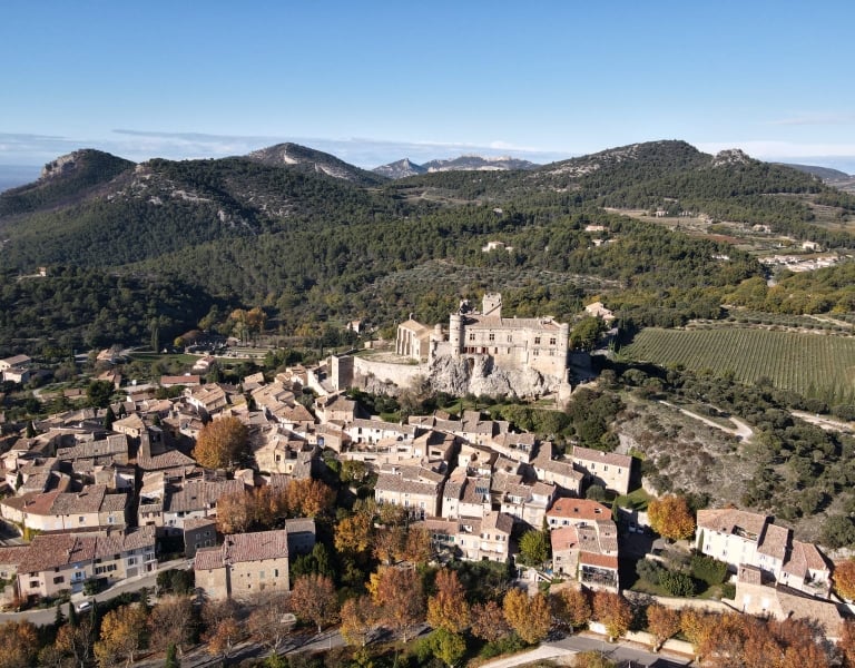 Das Dorf Le Barroux in der Provence, Le Barroux am Fuße des Mont Ventoux