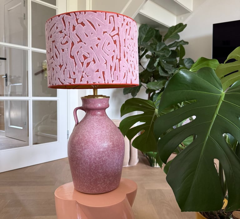 handgemaakte lamp van House of Bloom in warm interieur