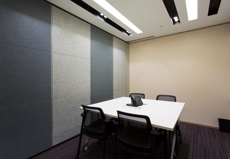 small meeting rooms to rent by hour in competitive price w/ conference equipment in business center