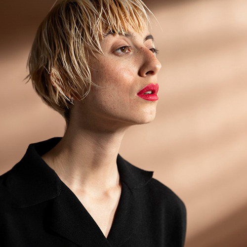 high-end photo retouching sideview girl