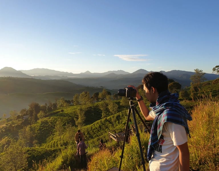 beberapa orang sedang menikmati momen  sunrise di pangalengan
