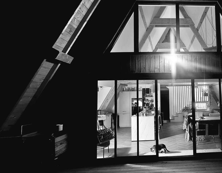 Portrait des fondateurs de Maison en A devant leur maison A-Frame en construction