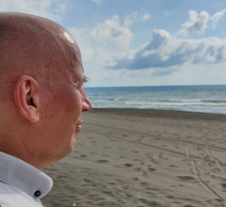 Heinz Roelfs blickt über das Meer.