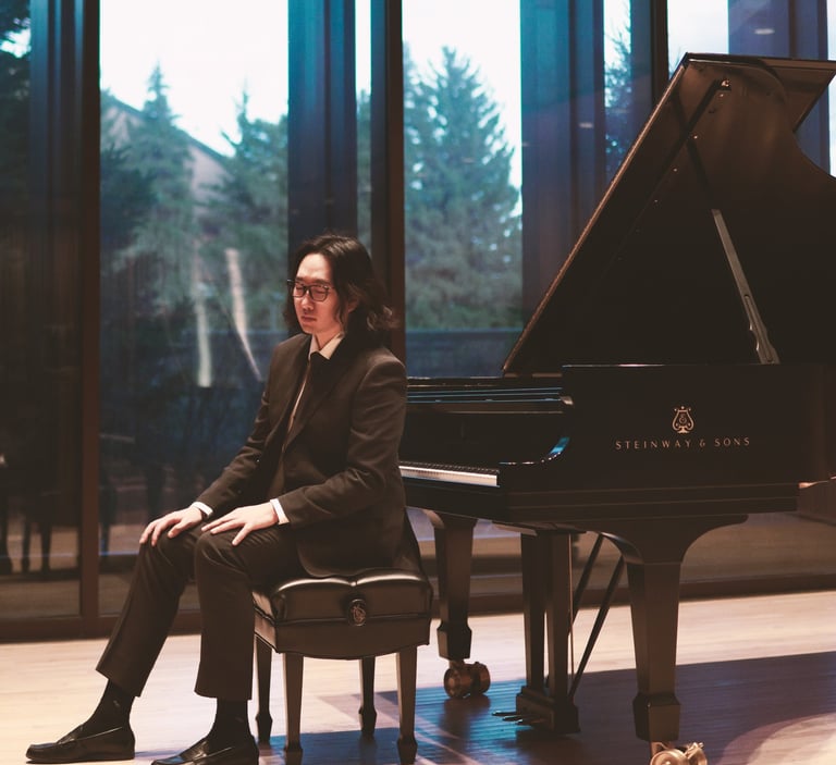 Pianist Jiwon Han at the piano