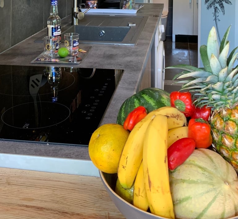 Coupe de fruits avec vue de la cuisine en arrière plan