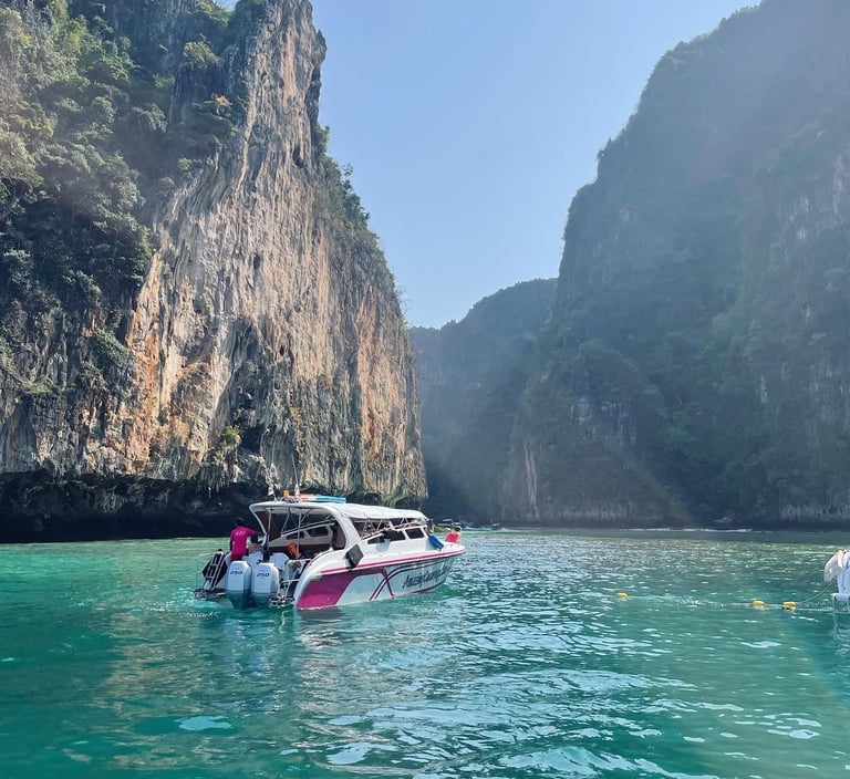 łódka w wodzie, Tajlandia Phi Phi Island