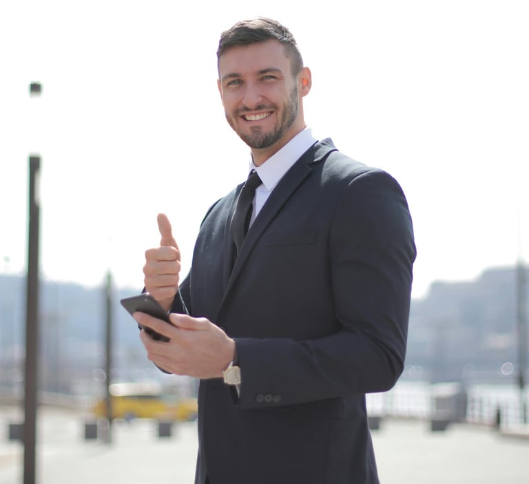Businessman-smiling-and-thumbs up