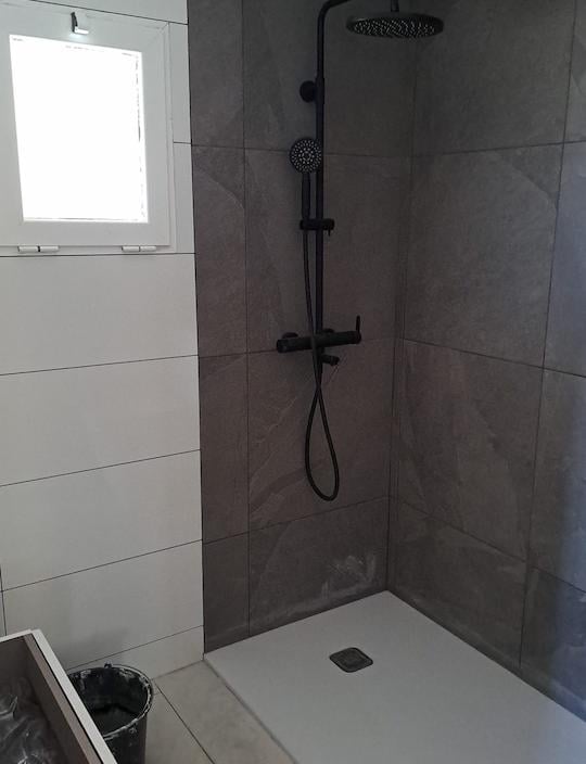 Beendigung des Badezimmer Fliesen verfugt im Badezimmer San Fulgencio