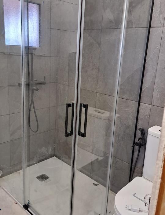 Montieren Des WC und Duschabtrennung im Badezimmer La Marin beendet