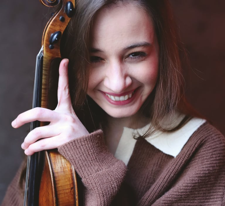 Portrait violoniste - femme souriante - de face - couleur chaude - Paris