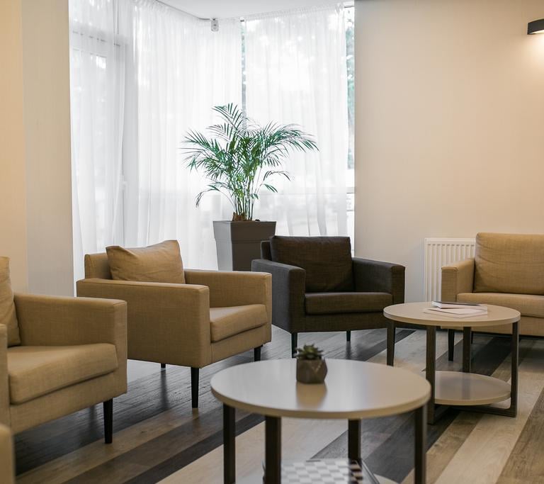 grindu dizainas viesbutyje