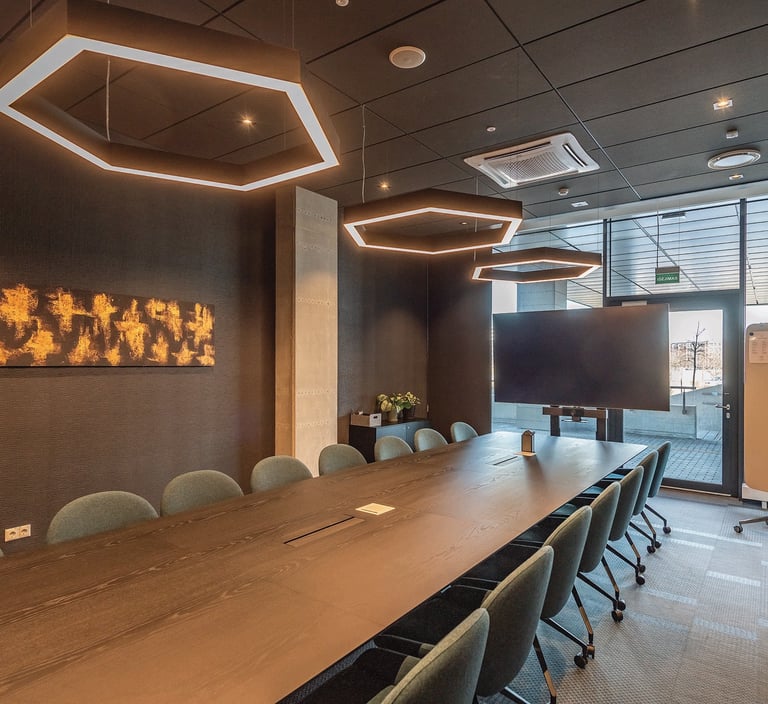 biuro interjeras su sienu danga