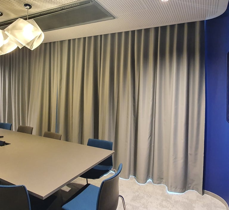 uzuolaidos biurui akustikai sutvarkyti