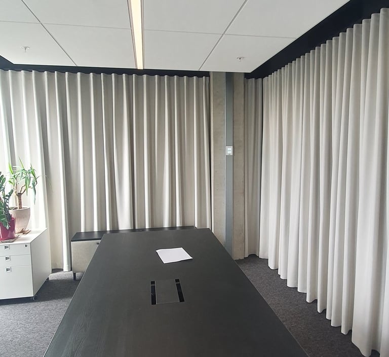 konferencines sales uzdengimas uzuolaidomis