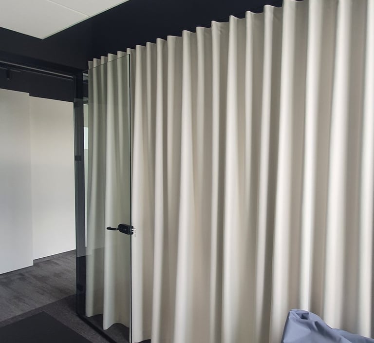 stiklo pertvaru uzdengimas uzuolaidomis