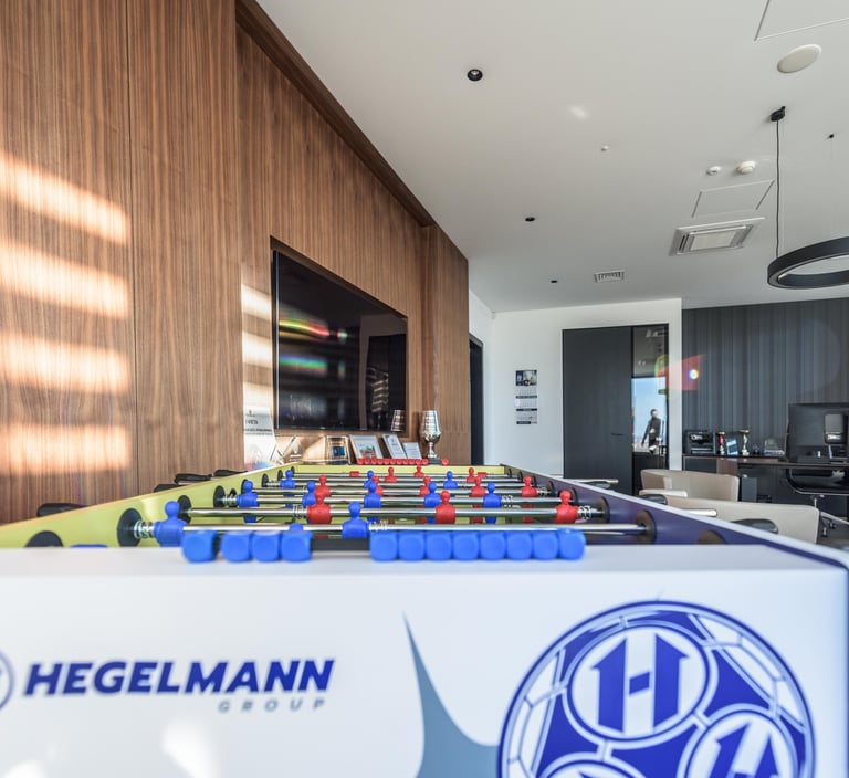 biuro interjeras su Tonga sienu danga