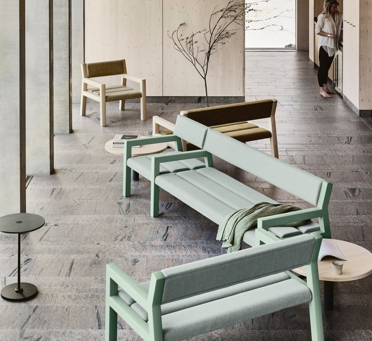 paminkstintas suolas viesai erdvei