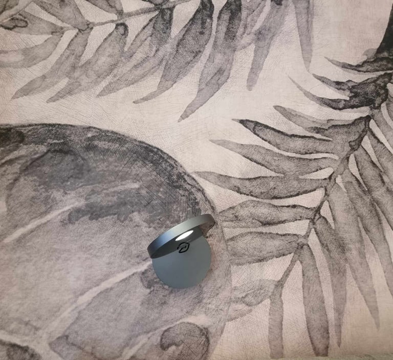 Siena su augalų motyvu