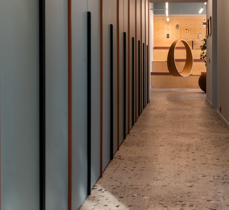 Bendros erdvės su Amtico vinilinėm grindim