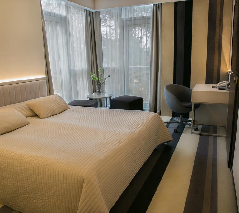 vinilas ant sienu viesbutyje