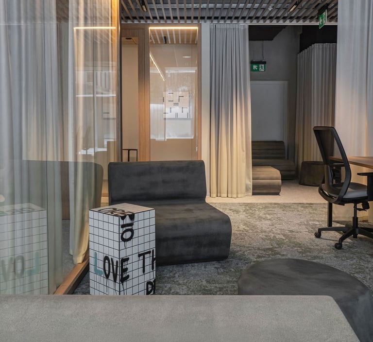 Akustikos gerinimas akustinėmis užuolaidomis biure