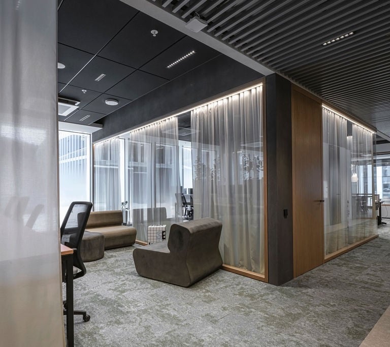 Biuro pertvarų dengimas akustiniam komfortui