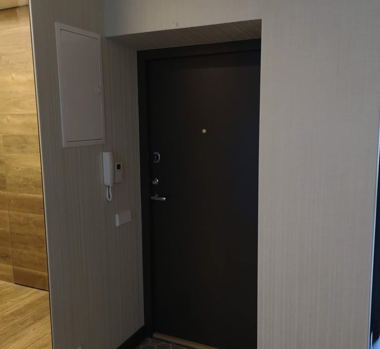 vinilas ant sienų koridoriuje