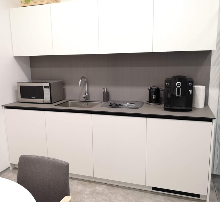 viuniline sienu danga biuro virtuveje