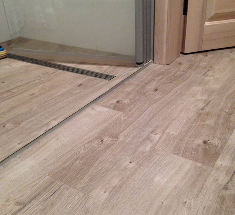 vinilo grindys vonioje