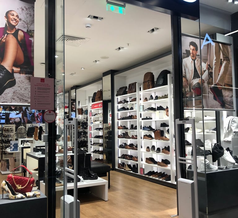 vinilo grindys parduotuveje