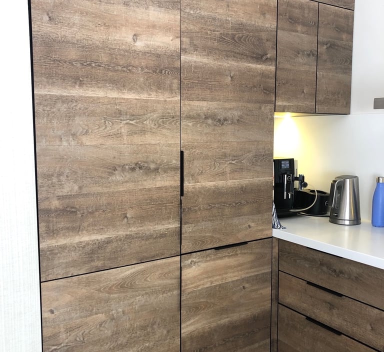 vinilas ant baldų fasadų