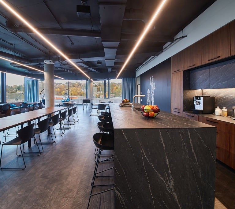 biuro interjeras su pertvaromis is uzuolaidu