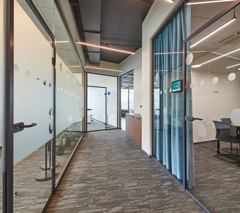 biuro patalpu atribojimas uzuolaidomis