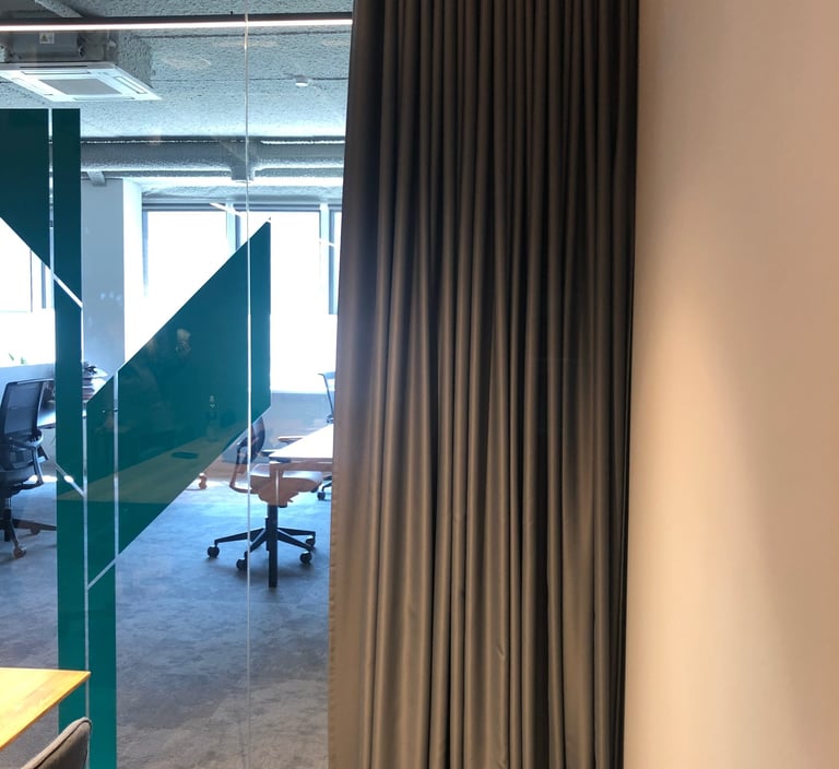 akustines uzuolaidos biurui